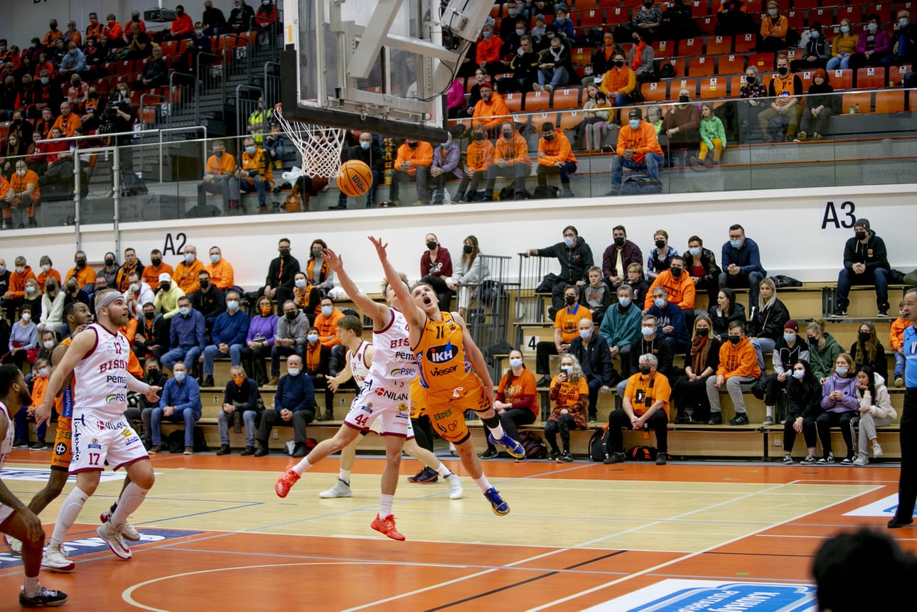 Korisliiga on koronatapausten vuoksi tauolla 18. tammikuuta saakka. Perjantaiaamuna selviää, jääkö Suomen cupin loppuhuipentuma Karhu Basketilta kokonaan väliin. Arkistokuva.