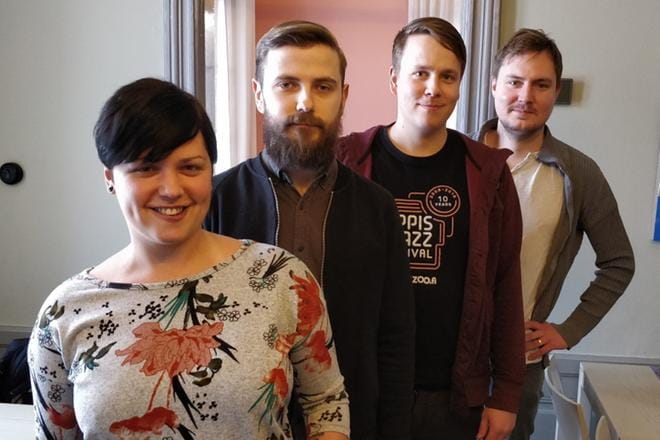 Palkittu Jazzoo välittää jazzin ja ylipäätään musiikin ilosanomaa; Anna Hagenin instrumentti on klarinetti, Anders Sjölindin trumpetti, Robin Käldströmin saksofoni ja Sebastian Smedsin piano. KUVA: PIRKKO HÖGKULLA