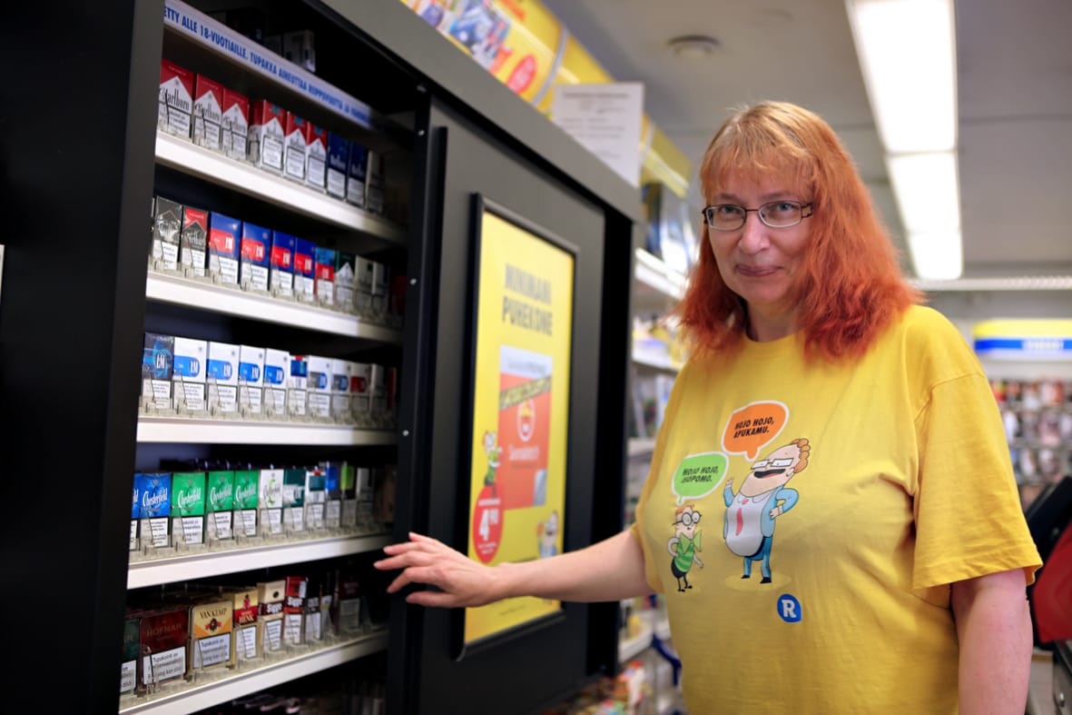 Tupakan myynti on kasvanut selvästi alkuvuonna, sanoo Raahen R-kioski Kesäläntorin kauppias Sirkka Nuorala. Hänen mukaansa asiakkaat harmittelevat kauppojen automaattien käytön hankaluutta.