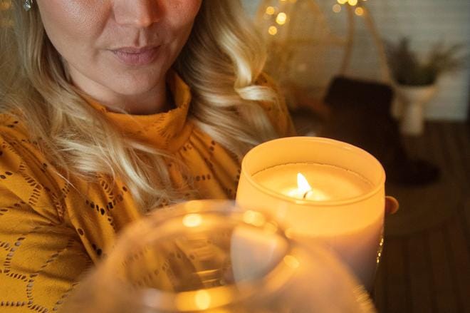 Nina Ranki valaisee kotinsa ja terassinsa mieluummin kynttilöillä ja tunnelmavaloilla kuin kirkkaalla yleisvalolla.