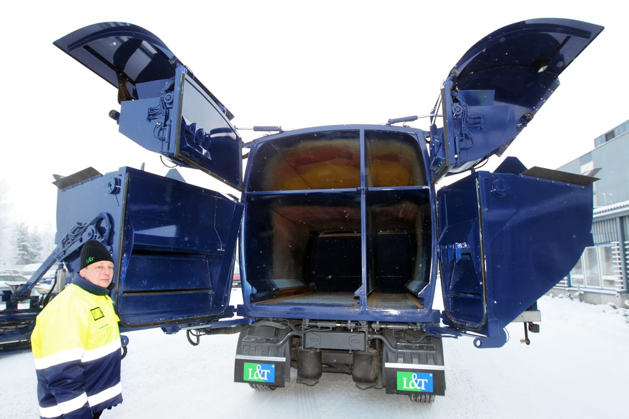 Marko Kaveri esittelee Lassila & Tikanojan nelilokeroista jäteautoa.