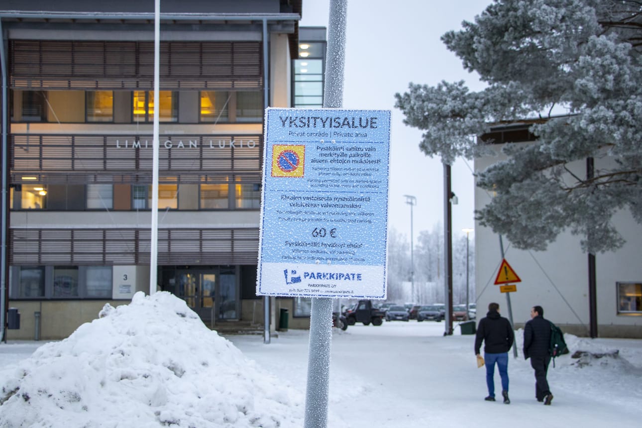 Pysäköinninvalvontakokeilu alkoi Limingan koulujen pihapiireissä vuoden alussa. Valvonta on herättänyt kuntalaisissa paljon tunteita.