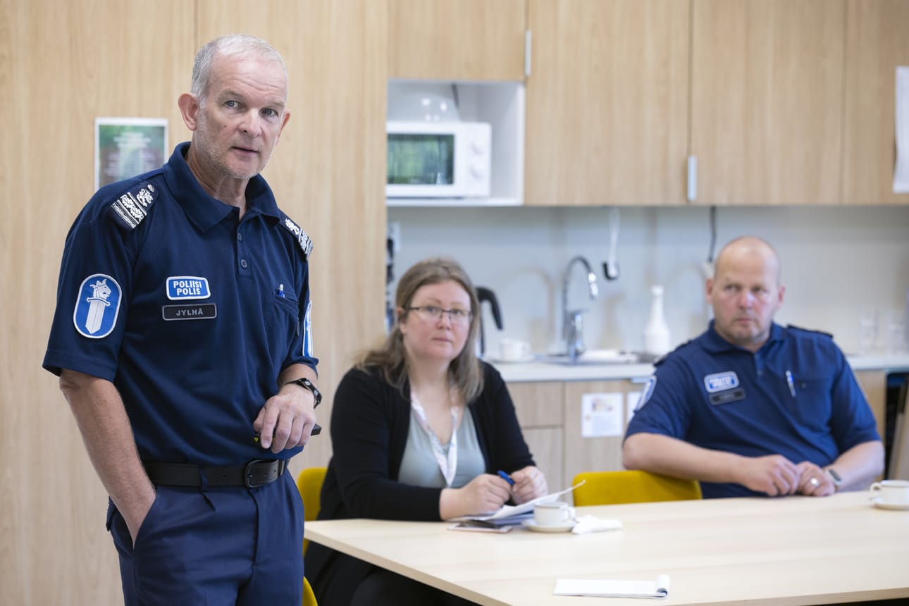 Ylikomisario Mika Jylhän (vasemmalla) mukaan nuoria tulee kuunnella hankkeessa. Taustalla somekoordinaattori Raija Koivisto ja rikoskomisario Jukka Kero.