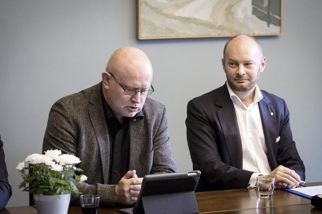 Siniset piti ministeriryhmänsä kokousta Turussa perjantaina ja esitti lisää poliiseja ja tukea poliisikoululaisille. Sinisten puheenjohtaja Sampo Terho (oik.) ihmettelee, kun sisäministeri Kai Mykkänen (kok.) ei tue esityksiä. Kuvassa vasemmalla työministeri Jari Lindström. KUVA: Timo Jakonen