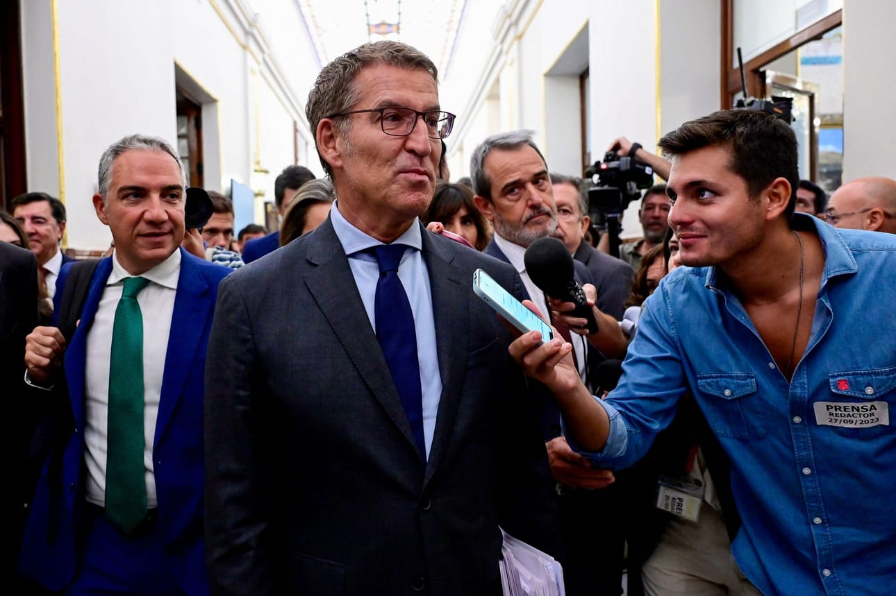 Konservatiivisen Kansanpuolueen Alberto Nunez Feijoo median haastateltavana parlamentin äänestyksen jälkeen. LEHTIKUVA/AFP
