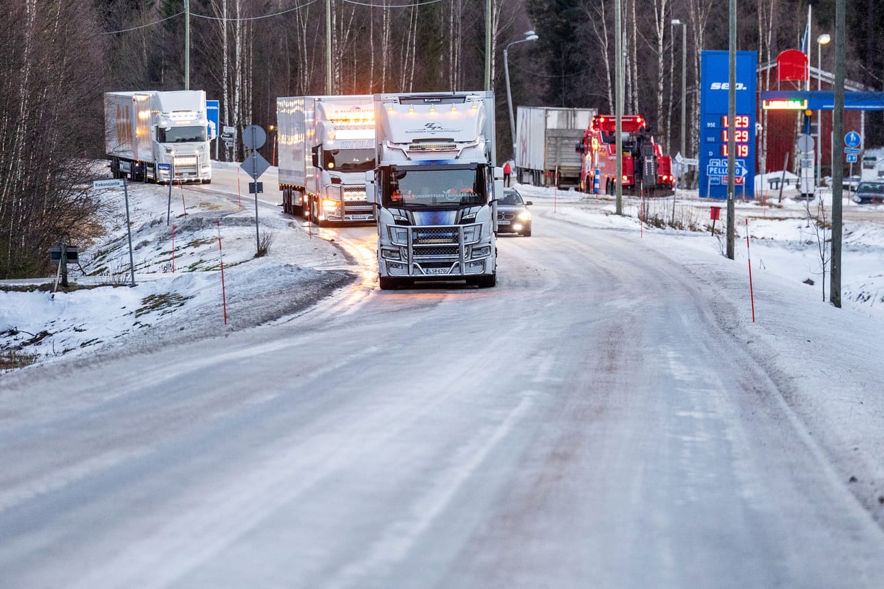 Liukas keli pysäytti rekkoja Rovaniemen Sinetässä joulukuun alussa 2024.