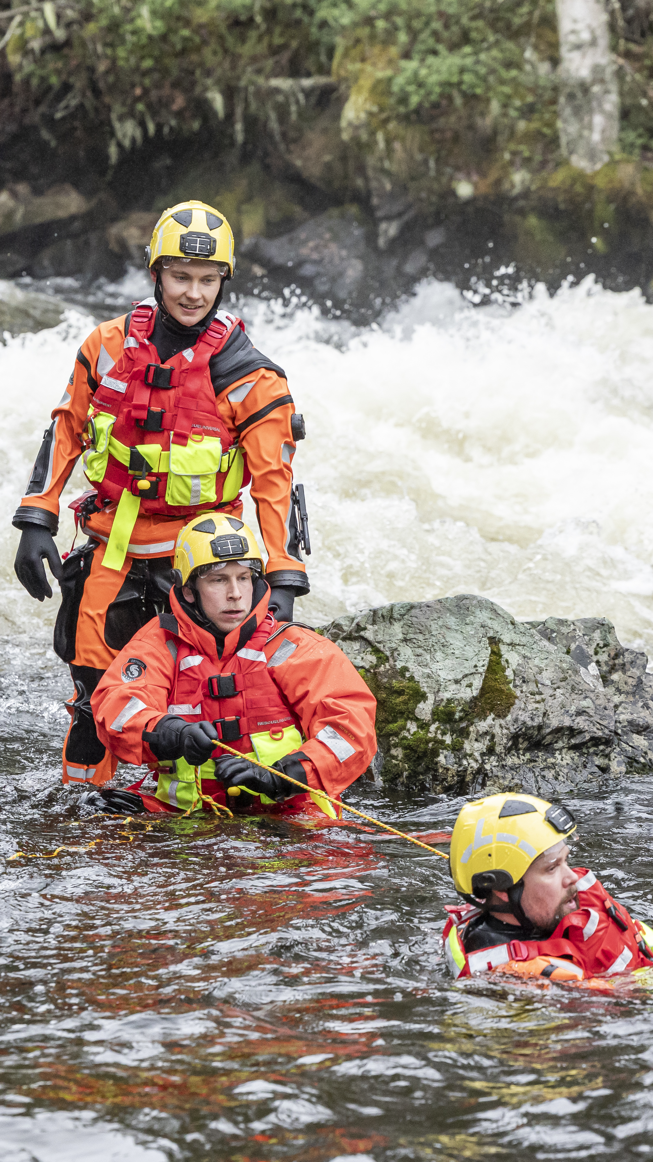 Palomiehet harjoittelevat koskipelastusta Kitkajoen kuohuissa