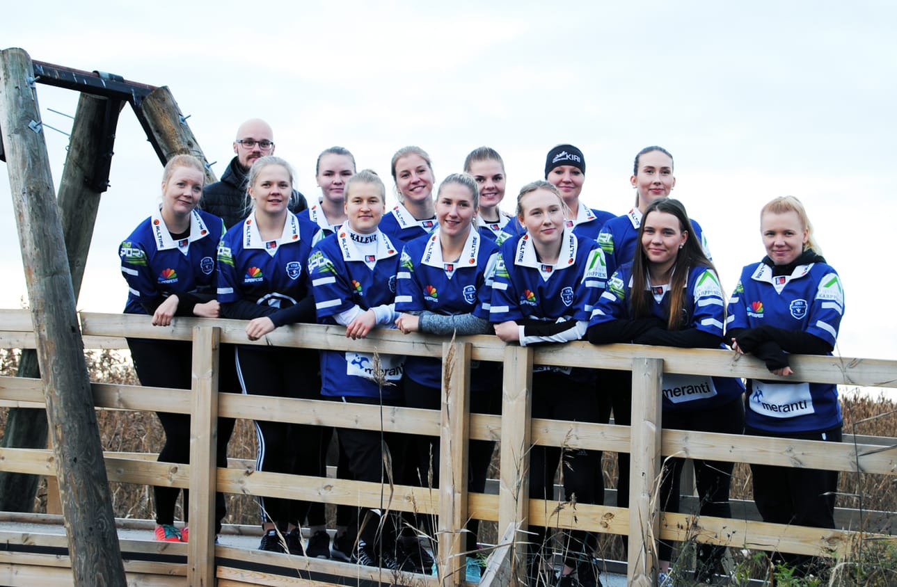 Takarivissä Sami Lassila, Sara-Ella Kemppainen, Iiris Puskala, Tiia Valtanen, Linda Kukkohovi, Eveliina Kesti. Eturivi: Heta Rautiainen, Essi Kylli, Jenna Hakkarainen, Jutta Myllyniemi, Essi Kesti, Emmi Särkioja, Sarita Heikkinen. Kuvasta puuttuvat Henna Tähtilä sekä valmentajat Turo Lauttamus ja Mika Takalahti.