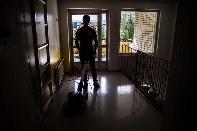 Työperäistä hyväksikäyttöä esiintyy erityisesti palvelu- ja rakennusaloilla. Siivoojan työssä ei välttämättä tarvita kielitaitoa, mikä altistaa hyväksikäytölle. KUVA: Jouni Porsanger