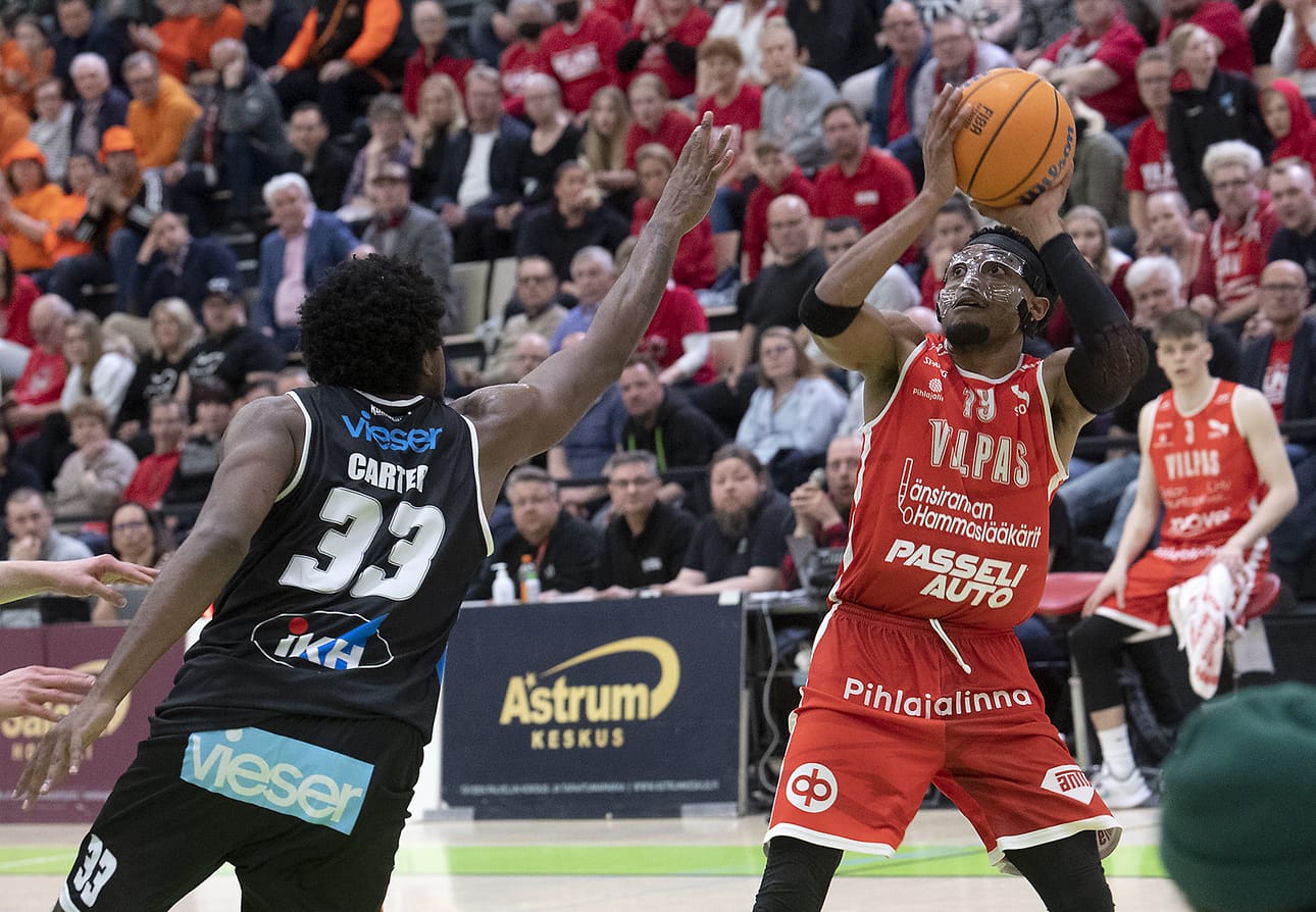 Vilppaan takamies Marcus Lovett Jr (oik.) oli keskiviikkona kovassa vireessä ja teki 21 pistettä. Karhu Basketin Simeon Carter puolustaa.