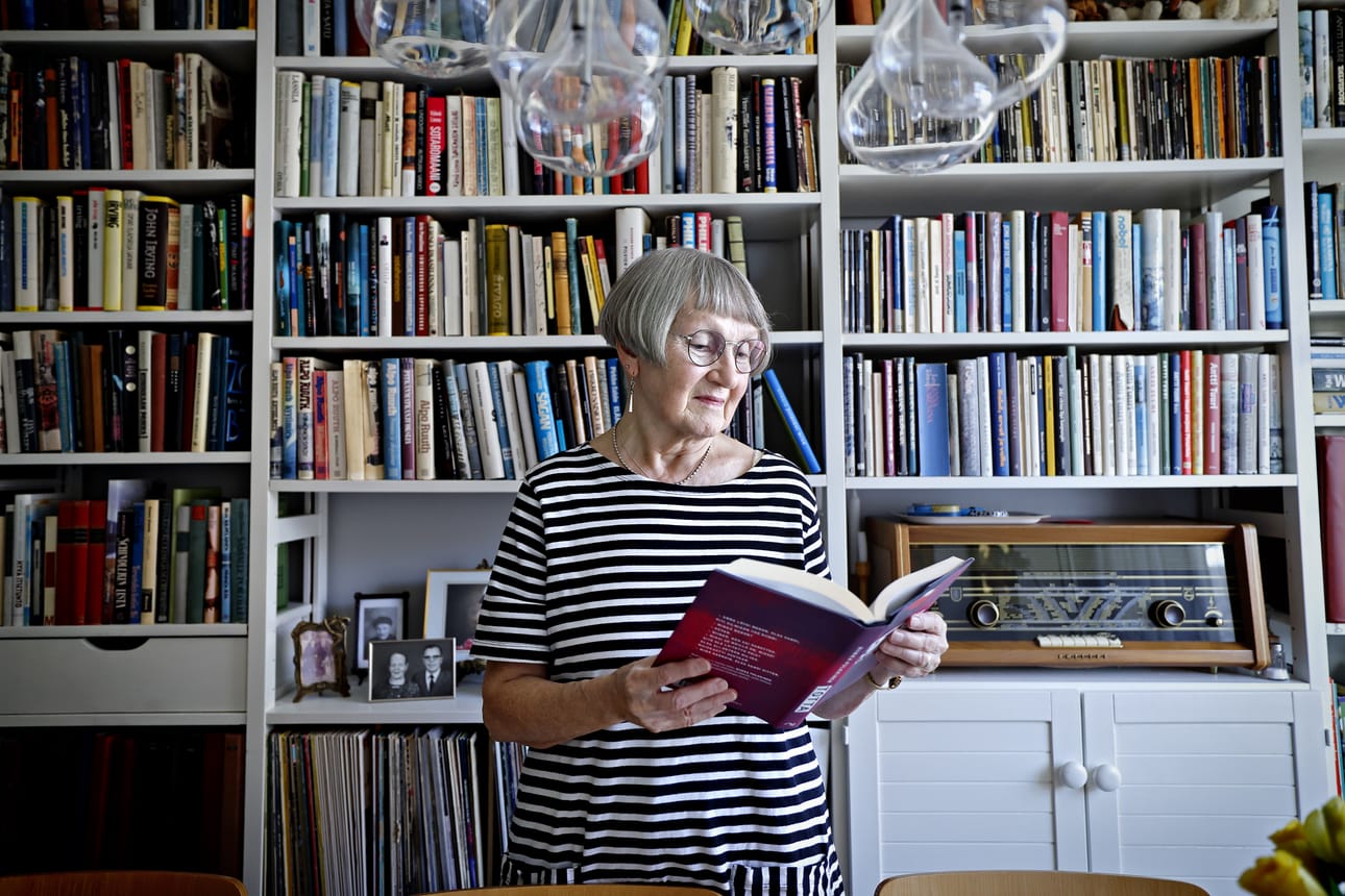– En osaa edes ajatella elämää ilman kirjoja. Voiko se olla niin, että ihmisessä on itsessään jo sellainen halu lukea. Koska en minä ainakaan mistään ulkopuolelta sitä saanut, kertoo Sinikka Kotilainen, jonka lapsuudenkodissa ei kirjoja luettu.