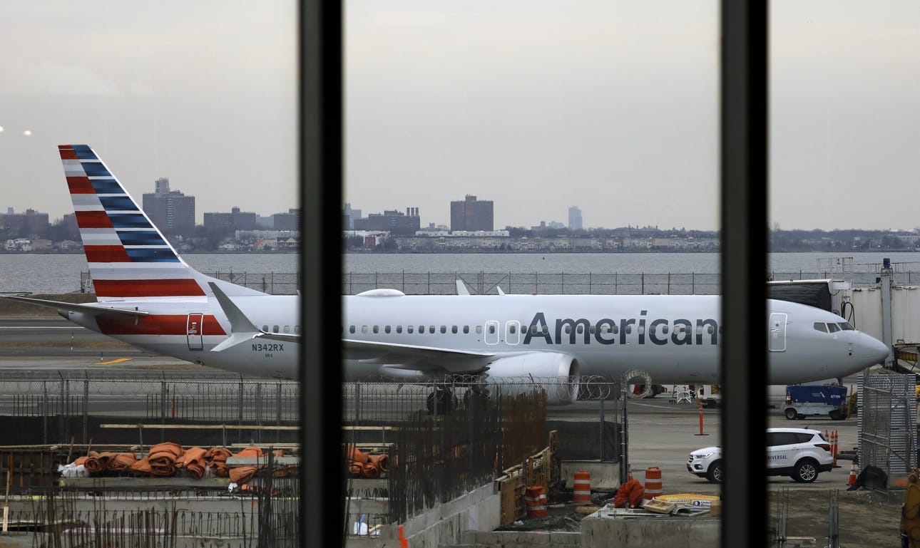 Boeingin 737 Maxilla ei ole saanut lentää lähes kolmeen kuukauteen. American Airlinesin 737 Max pysäköitynä New Yorkin LaGuardia -lentokentällä.