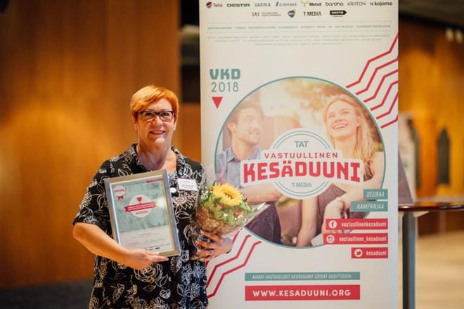 Helena Nurmikoski pokkasi Vaasan kaupungin puolesta kunniamaininnan vammaisten ja erityisnuorten työllistämisestä. KUVA: NIKO JEKKONEN