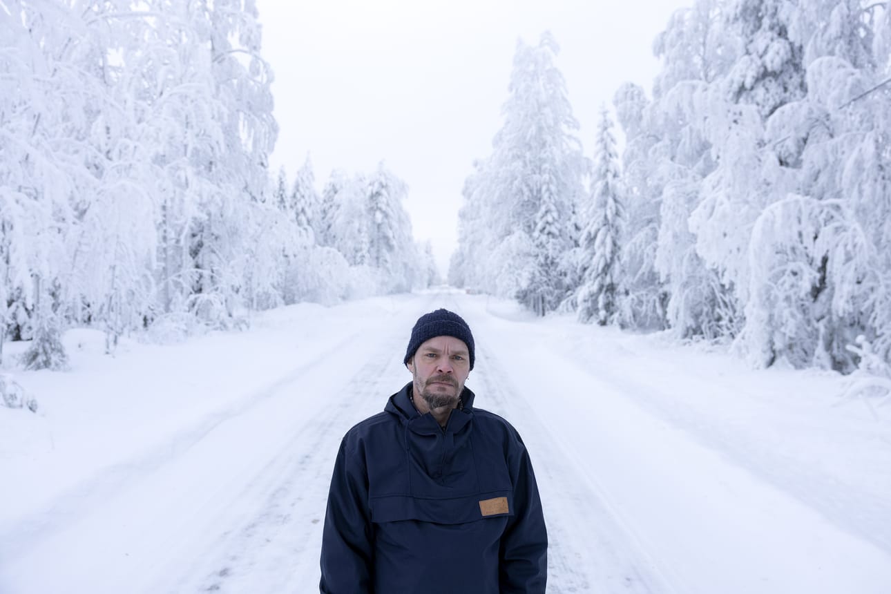 Tuomo Pirttimaan Lyijykausi on elämäkerrallinen romaani. Se rakentaa kertomusta Unto Ekistä (1934–2019), rajavartijasta, pientilallisesta ja metsästäjästä.