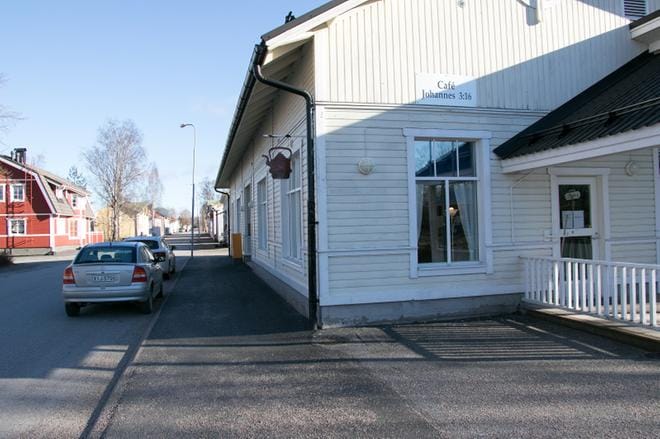 Kahvila toimii seurakunnan omistamissa tiloissa Raatihuoneenkadulla aivan kaupungin keskustassa.