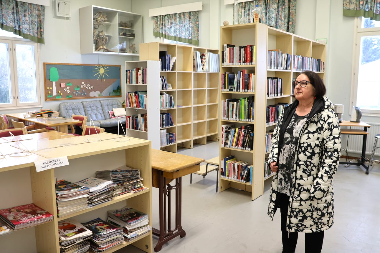 Arja Kaunisto on pitkään ollut yhtenä vapaaehtoisena pitämässä yllä Myrkyn lainauspistettä. Kävijämäärä on harventunut vuosien varrella.