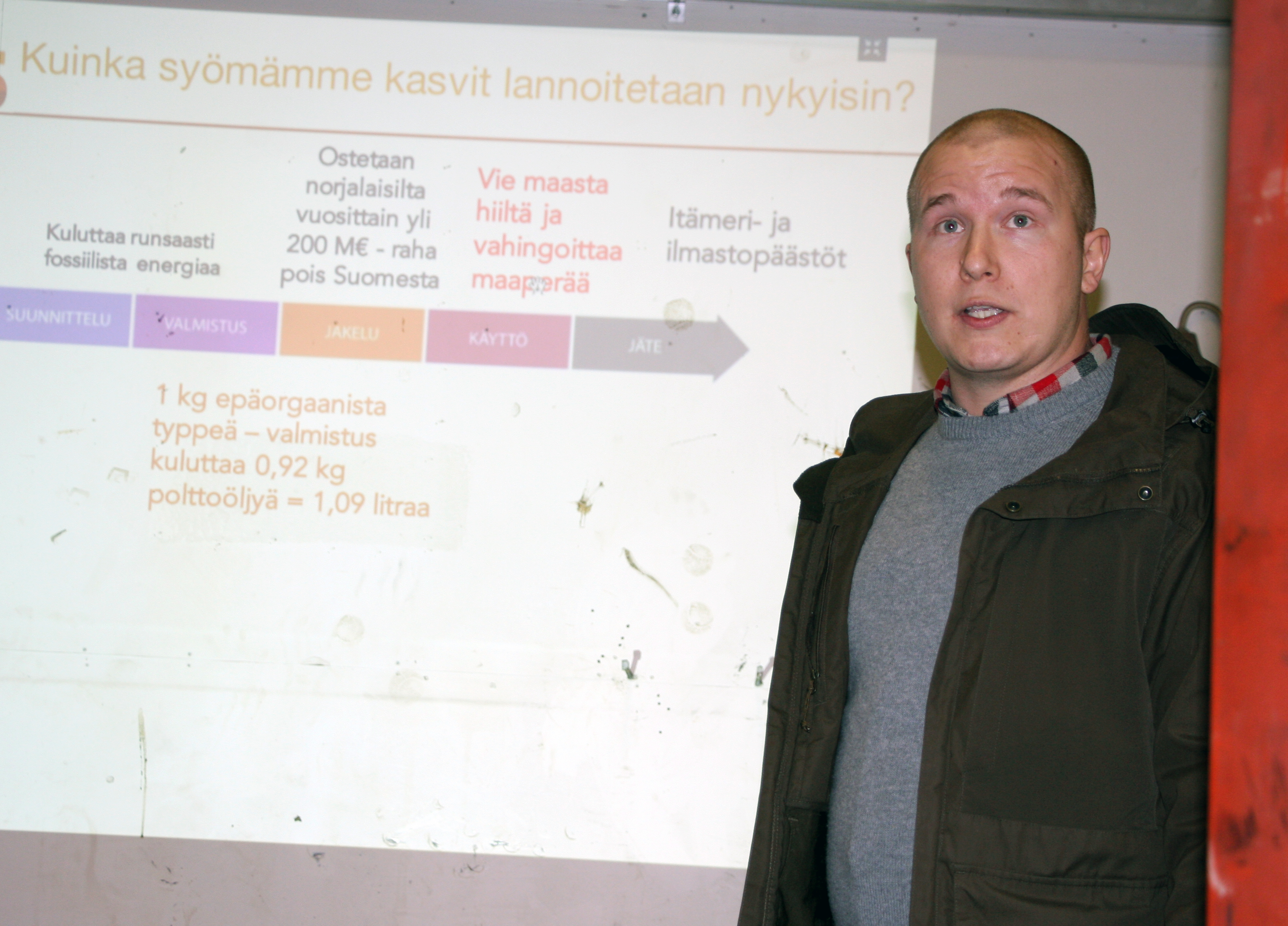 Toimitusjohtaja Eljas Jokinen kertoi yrityksensä tuotteista Selkämaan kylän väelle.