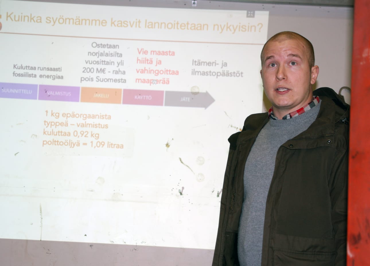 Toimitusjohtaja Eljas Jokinen kertoi yrityksensä tuotteista Selkämaan kylän väelle.