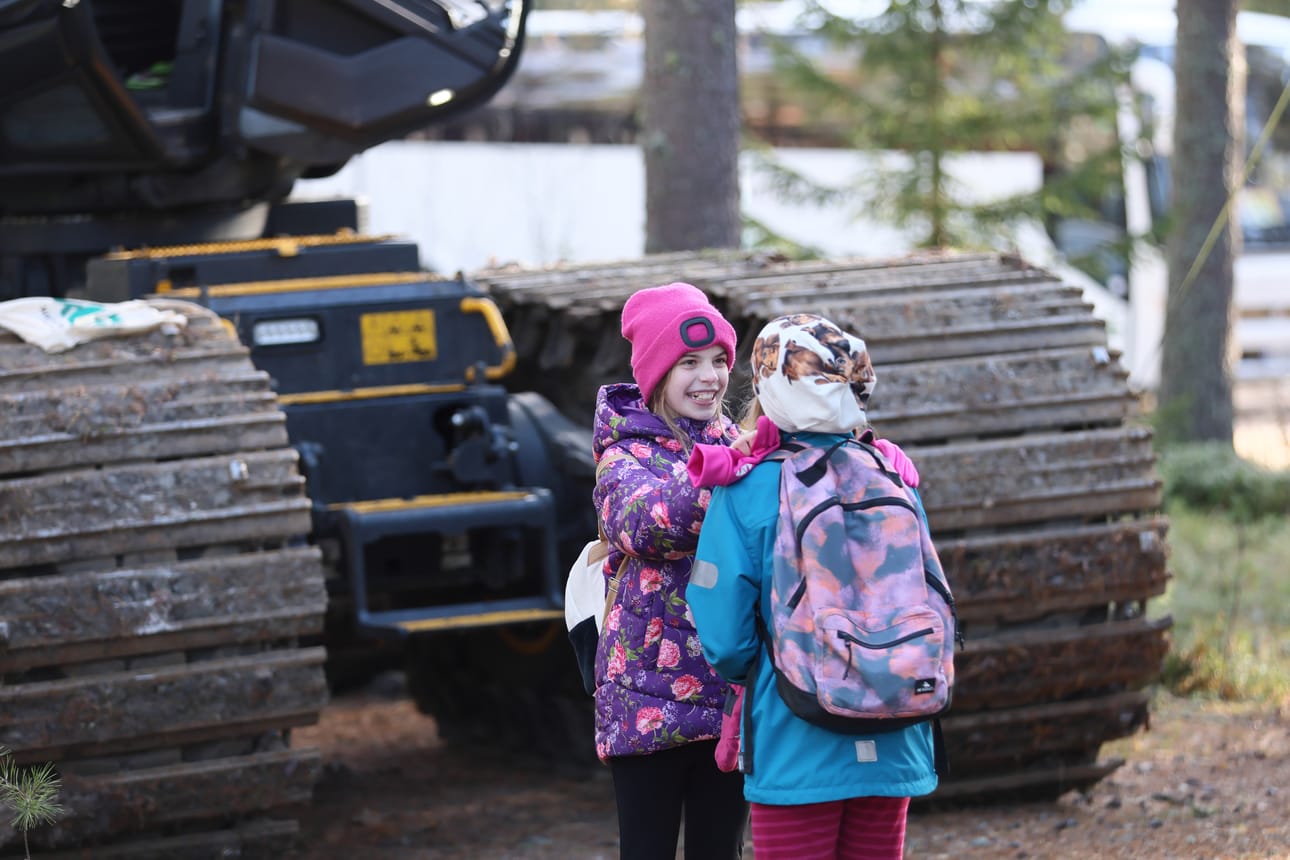 Tessa Pauna ja Sella Lievonen odottivat innolla sitä rastia, jossa pääsisi rapsuttelemaan koiria.