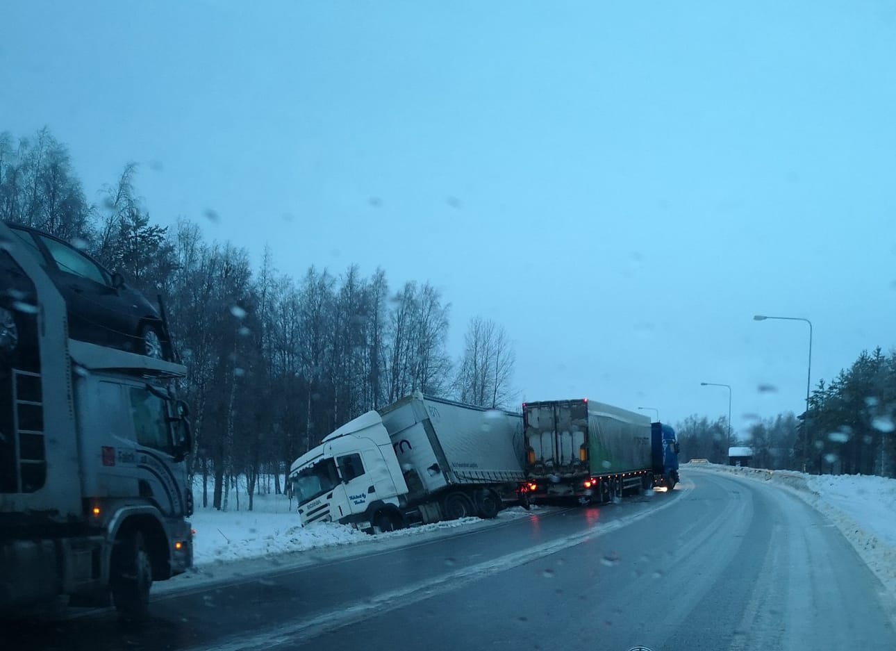 Rekat suistuivat ojaan Nelostiellä Pulkkilassa.