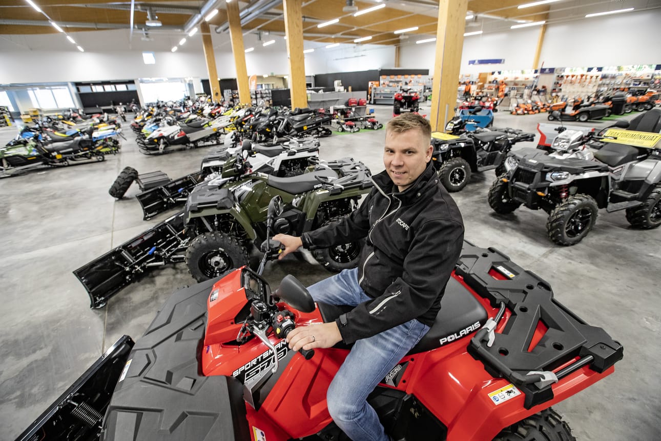 Toimitusjohtaja Ville Koutonen on tyytyväinen Raahen Motocafen uusiin toimitiloihin. – Joku ehti jo ihastella, että eihän tällaista ole missään muualla, hän sanoo
