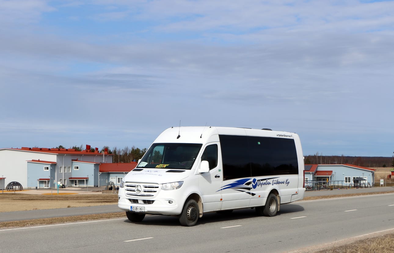 Urpolan Liikenne kuljettaa Kurikan koululaisia Jurvassa, Miedossa, Luovassa ja Koivistossa. Kurikan keskustan alueella liikennöi yhden auton osalta Jompan Pirssi.