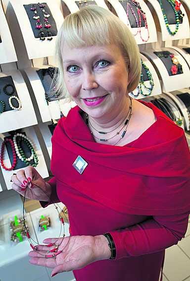 Suunnittelija Pauliina Aarikalla on kädessään ja kaulassaan tämän sesongin uutuus, Oulu-kaulakoru.