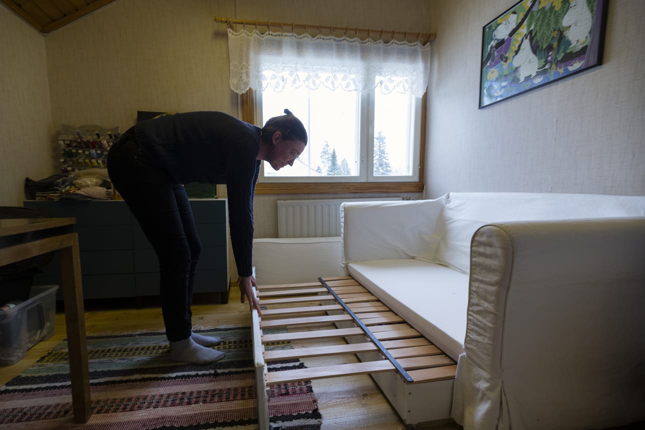 Vaasalaisen omakotitalon vierashuoneen sohvasta saa tarvittaessa sängyn kahdelle Ukrainasta sotaa pakenevalle.
