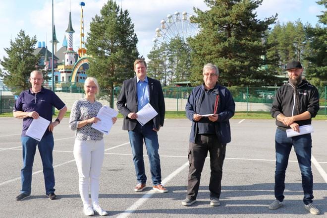 Vesa Mattila Kortesjärven Järvi-Veikoista, Annukka Annala Kauhavan Wisasta, Lentopalloliiton Olli-Pekka Karjalainen, Alahärmän Kisan Juha Kärnä sekä Ylihärmän Junkkarien Jussi Mäki-Haapoja ovat innoissaan tulevasta seurojen ja liiton yhteisestä voimainkoetuksesta, Kauhavan ensi kesän Power Cupista. KUVA: MARIANNE LÄHDE