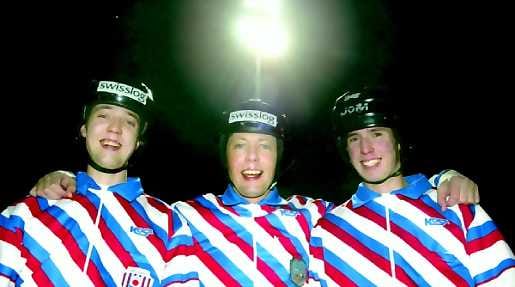 Siniaaltojen tuomaritroikka. Harri (vas.), Tapio ja Keijo Siniaalto pitävät huolen siitä, että jääpallo-ottelussa kaikki sujuu sääntökirjan mukaisesti.