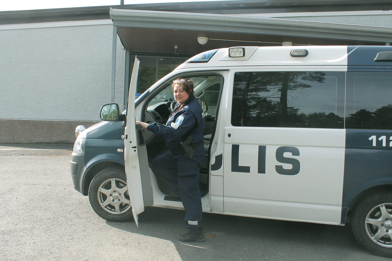 Aggressiivista käyttäytymistä ja fyysistä väkivaltaa on Oulun kouluissa aikaisempaa enemmän, ja se työllistää nyt todella paljon, sanoo koulupoliisi Merja Rasinkangas.