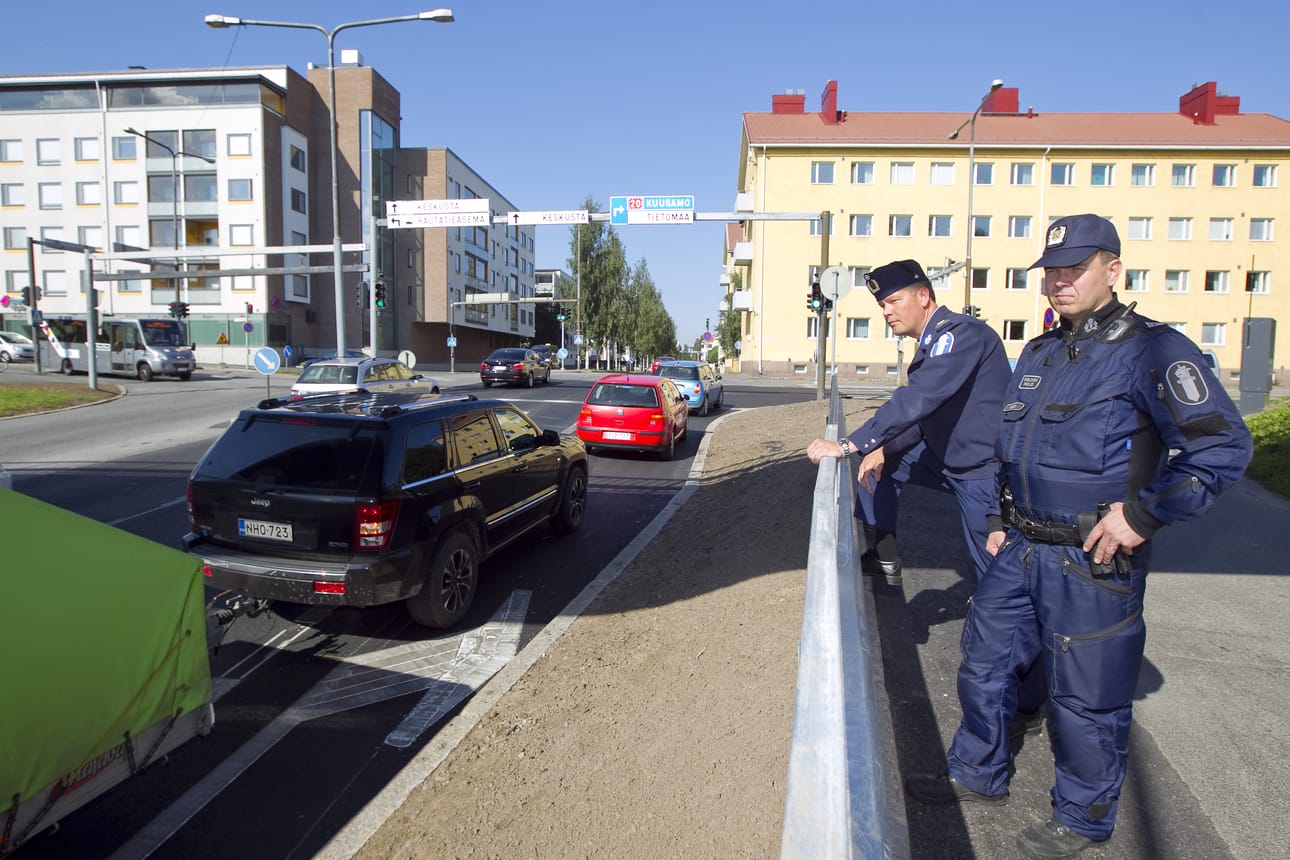Ylikomisario Arto Aution ja ylikonstaapeli Mauno Revon mukaan pohjoiseen alikulkuun tehdyt muutokset näyttävät hyvältä..