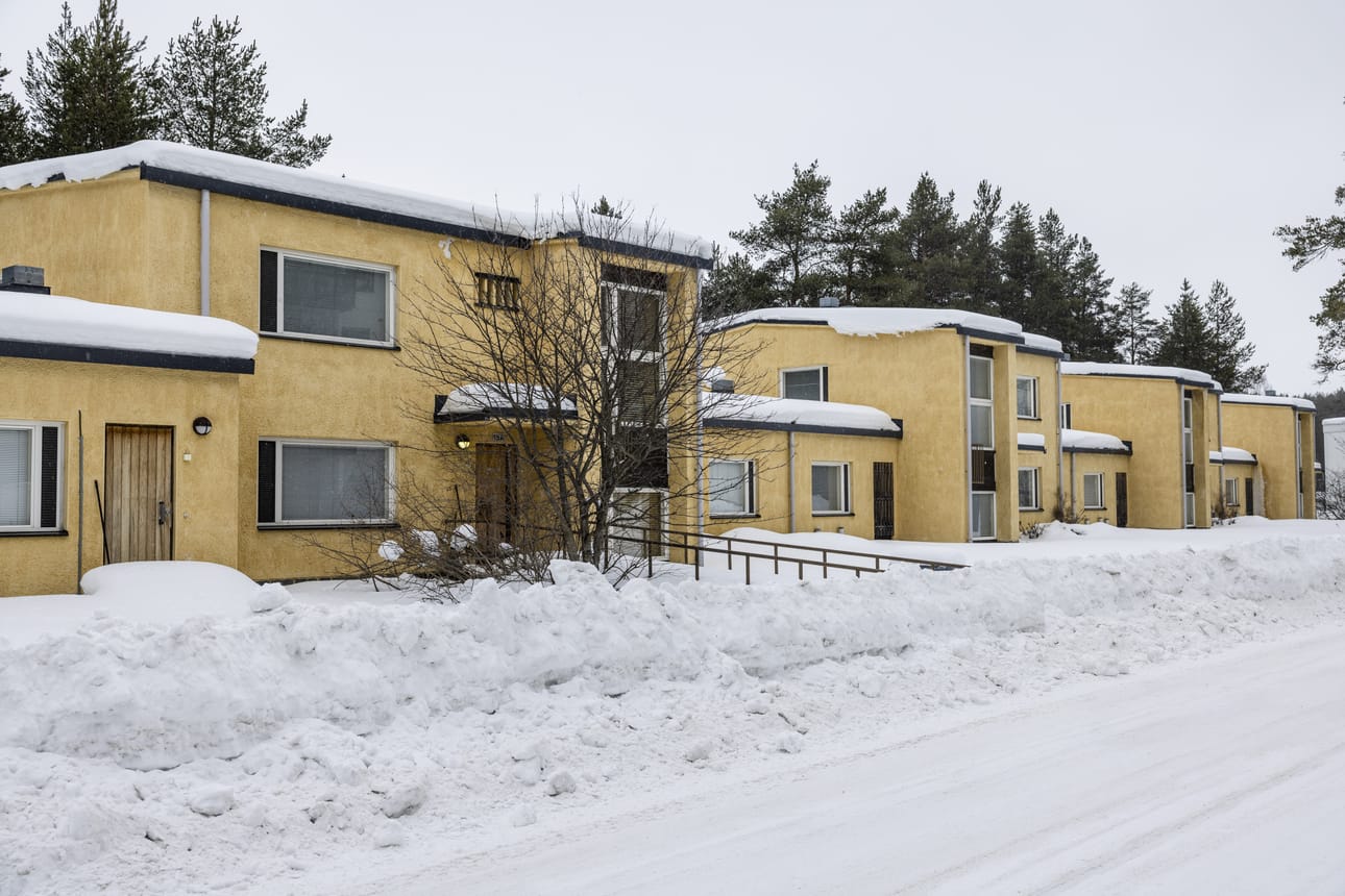 Rovaniemen Lähteentiellä tyhjillään seisova rivitalo on uudelleen myytävänä. Talossa on ollut alun perin neljä kaksikerroksista asuntoa.