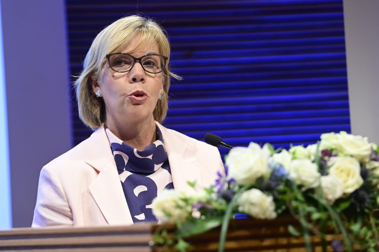 Anna-Maja Henriksson toivoo, että ensi viikolla olisi valmiina sellainen paperi, jonka kannattamista Henriksson voisi suosittaa RKP:n eduskuntaryhmälle. LEHTIKUVA / EELIS BERGLUND