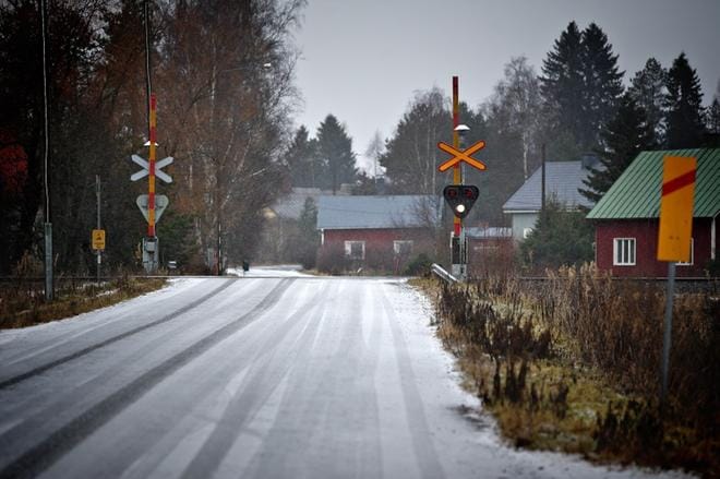 Nopankyläntien tasoristeys Kurikassa on vartioitu puomein. KUVA: TOMI KOSONEN