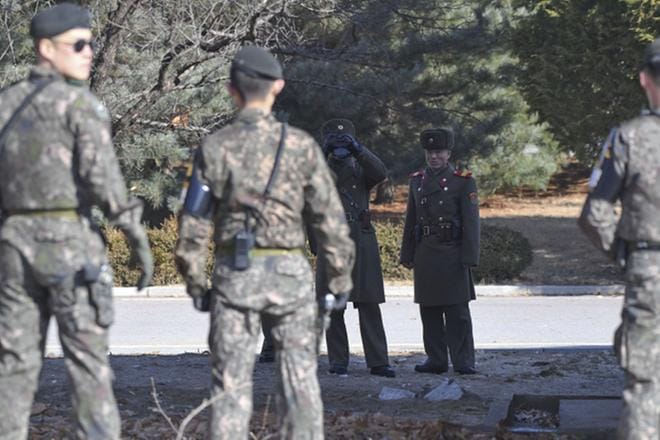 Pohjoiskorealaiset sotilaat tarkkailevat eteläkorealaisia sotilaita maiden välisellä demilitarisoidulla alueella. Arkistokuva. KUVA: KOREA / POOL, EPA