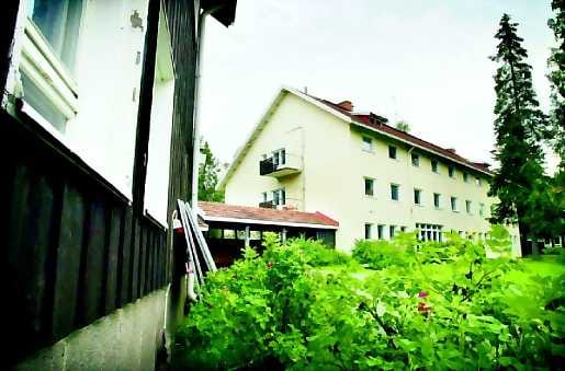 Vuokralla. Tällä hetkellä noin 80 prosenttia entisen Pohjola-opiston tiloista on vuokrattu.