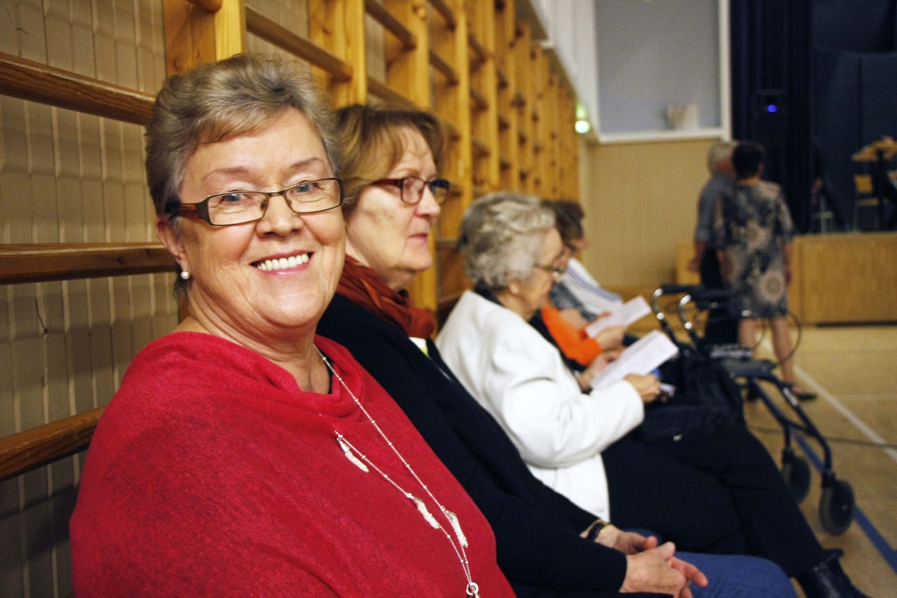 Marjatta Ranta kertoo, että Hanuripartio tanssittaa kansaa kerran kuussa Kempeleen työväentalolla.