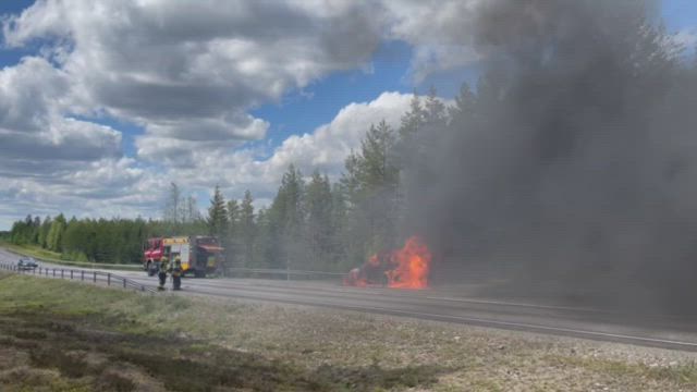 Auto liekeissä Taivalkoskella