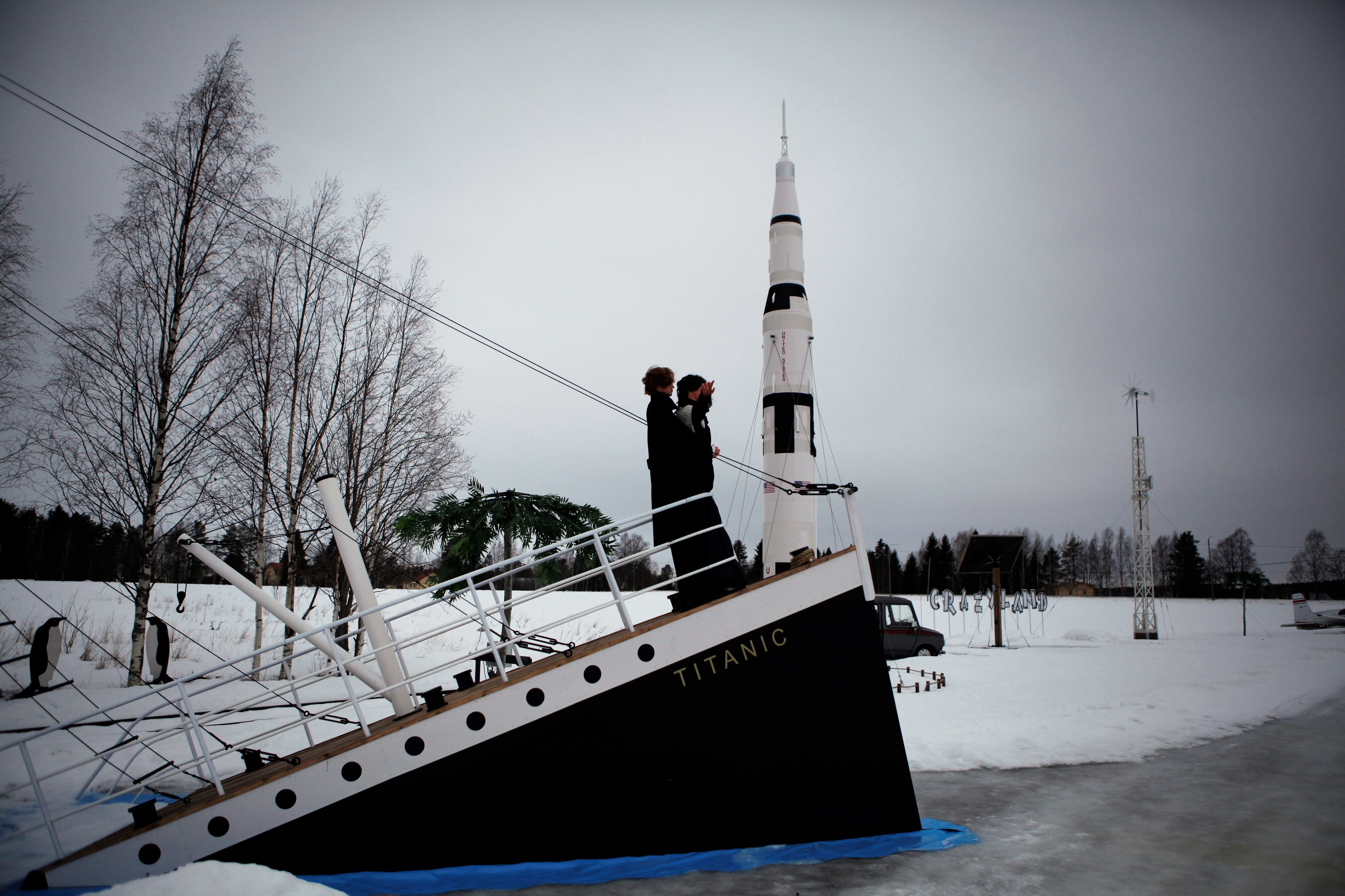 Taustalla näkyvä raketti kohoaa yli 11 metrin korkeuteen. Titanic ilmestyi sen viereen alkuvuodesta.