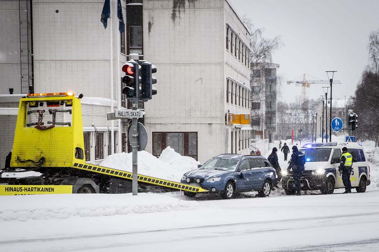 Onnettomuuspaikalle hälytettiin poliisi ja ambulanssi. Poliisi ohjasi hetken liikennettä.