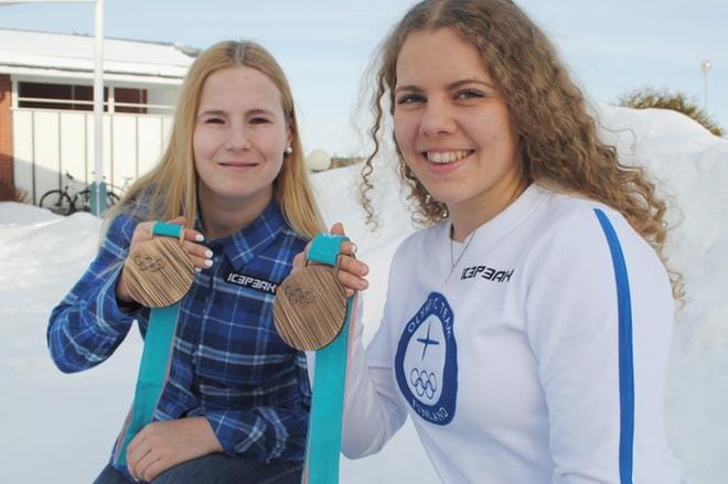 Petra Niemisen (vas.) ja Sara Säkkisen jääkiekon olympiapronssimitaleja juhlittiin Kuortaneen lukiolla keskiviikkona. KUVA: EEVA-LIISA KULJU