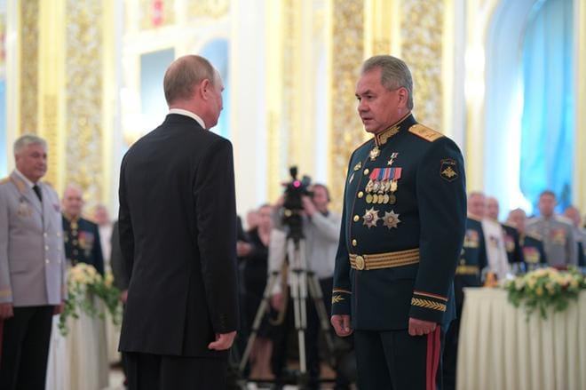 Puolustusministeriö oikoo Venäjän puolustusministerin Sergei Shoigun (oik.) virheellisiä puheita Suomen Nato-yhteistyöstä. KUVA: ALEXEI DRUZHININ / SPUTNIK / KREMLIN POOL