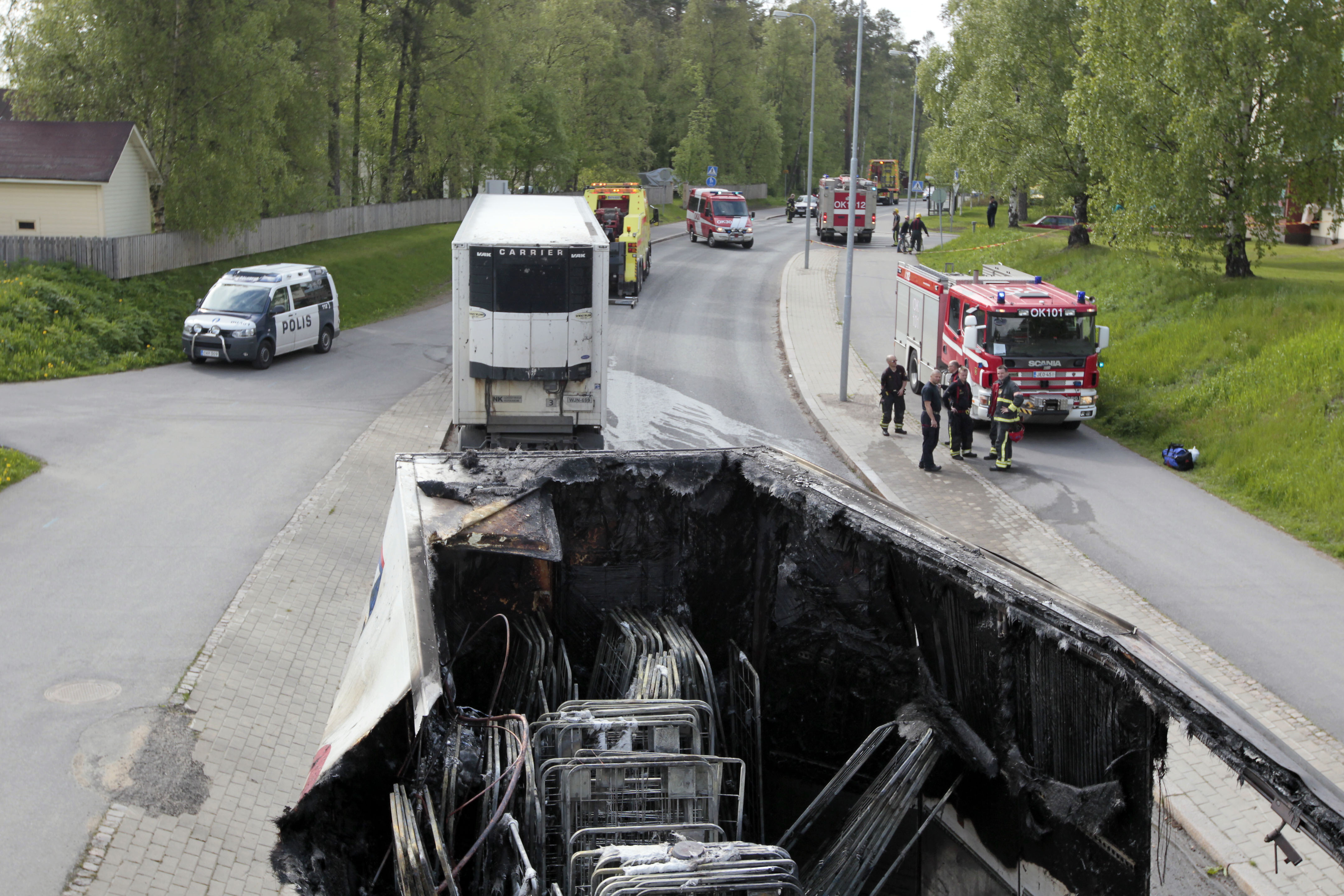 Täysperävaunuyhdistelmä ei mahtunut kulkemaan matalan sillan ali. Törmäyksessä rekan kylmäkone syttyi palamaan.