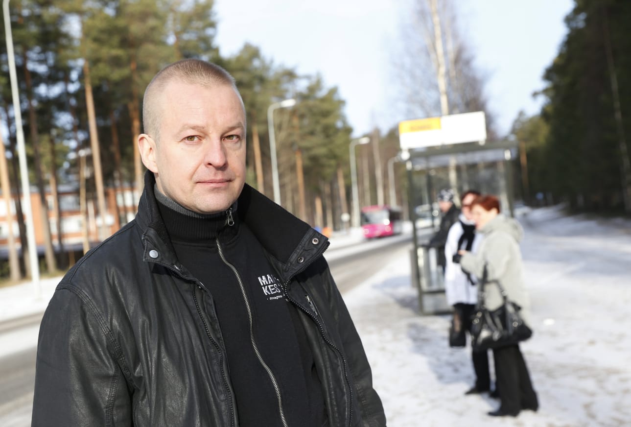 Töihin matkalla ollut Vesa Koivunen auttoi bussipysäkin vieressä jalkakäytävällä maannutta, sairauskohtauksen saanutta miestä Oulun Kaukovainiolla. Koivunen hämmästelee sitä, että kukaan pysäkillä seisseistä ihmisistä ei auttanut verta vuotavaa miestä, vaikka välimatkaa oli vain muutaman metrin verran. Taustalla bussipysäkillä näkyvät ihmiset eivät liity juttuun.