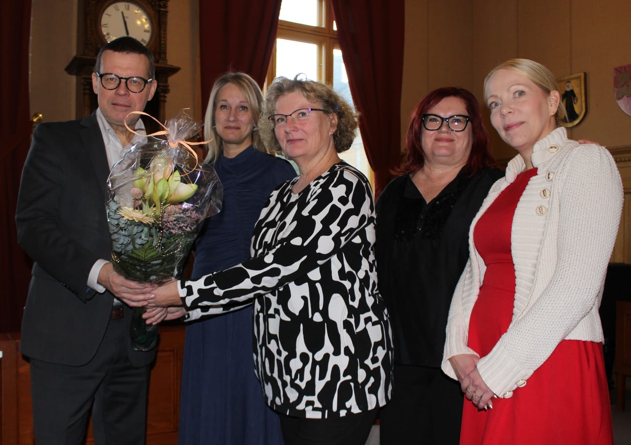 Kaupunginjohtaja Markku Lumio vastaanottaa onnittelukukat Pohjanmaan liiton kulttuuripäälliköltä Tarja Hautamäeltä. Kaskisten menestyksestä iloitsevat myös Ann-Louise Utfolk, Pia Blomström ja Elina Virta.