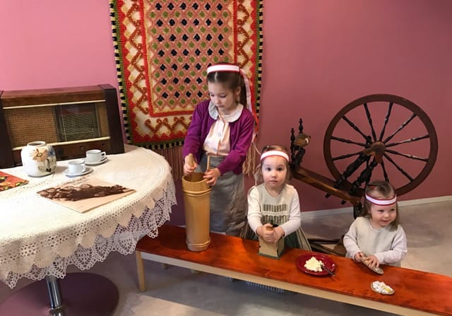 Päiväkodissa vietettiin Kalevalan päivää kuten esi-isämme Kuusamossa 150 vuotta sitten.