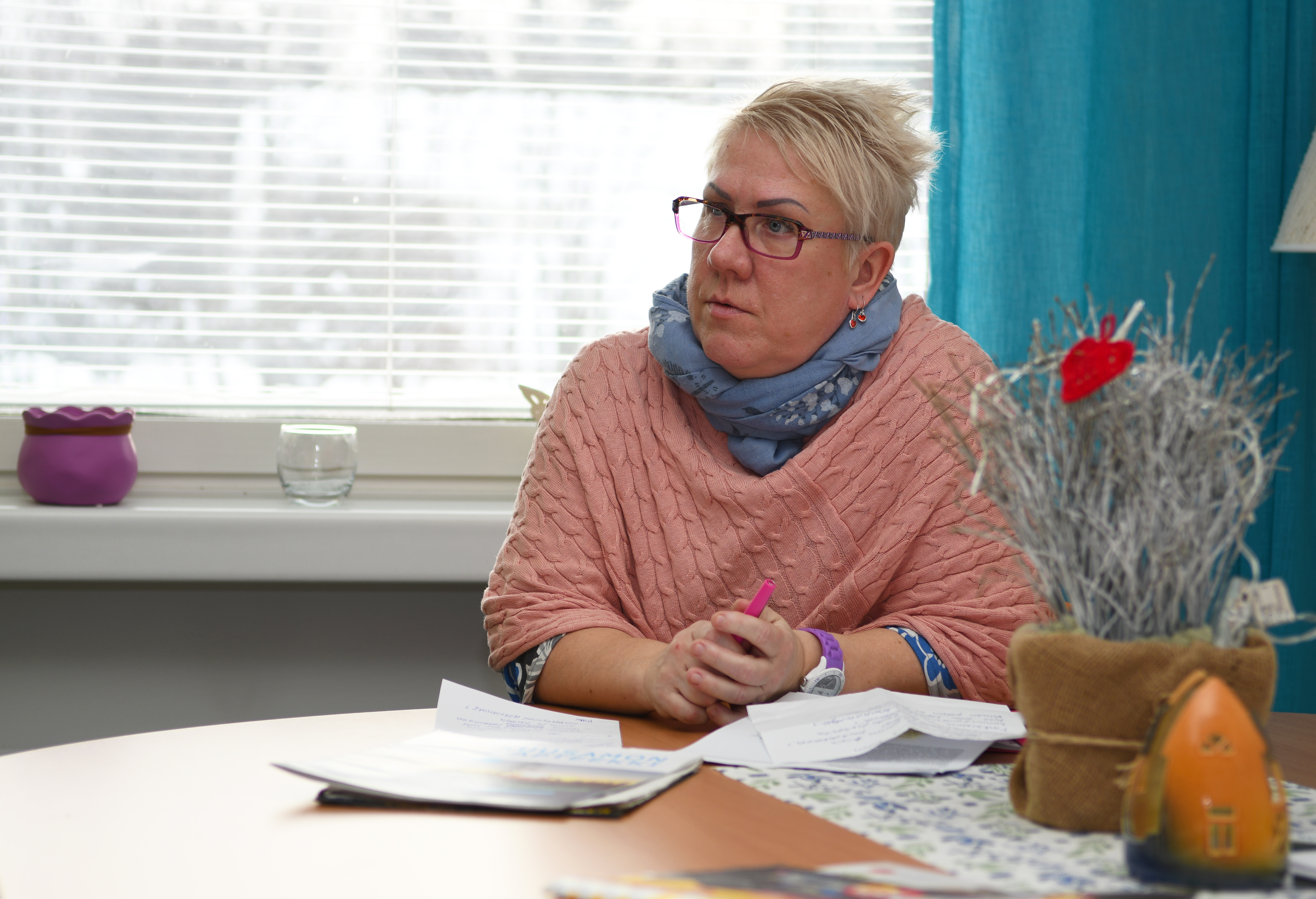 Lukijalta: "Päättäjät eivät tiedä, kuinka vaativaa perusturvan työ on, tai mitä he edes ylipäätään tekevät" – Helena Karjalainen haastaa Kuusamon valtuutetut perusturvan töihin 1-3 päiväksi