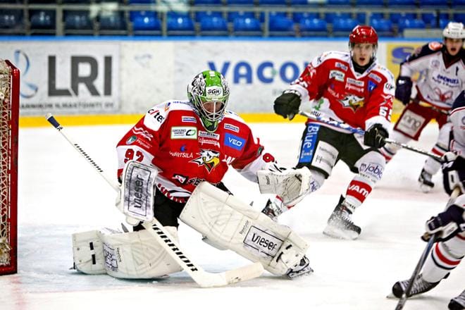 Kaudella 2011-12 Sportissa mestistä pelanneet Jonathan Iilahti ja Miika Koivisto kohtaavat tänään Kuparisaaressa liigatasolla. Iilahti on kotijoukkueen maalivahtina, Koivisto vierasjoukkue Kärppien puolustajana. KUVA: HENRI KOSKINEN