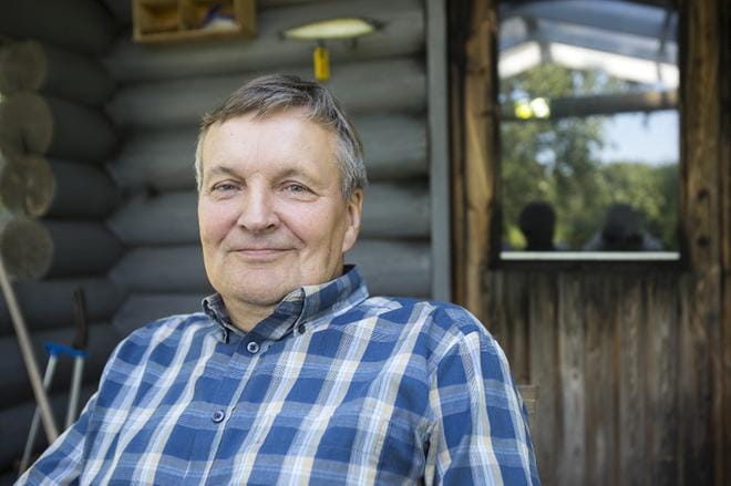 Kunnallisneuvos Kari Maunula arvostaa kaikenlaista kulttuuria teatterista liikuntaan. Niinpa hän juhlistaa puolisonsa kanssa yhteisiä pyöreitä vuosia, yhteenlaskettuna 130 vuotta, yleisurheilun EM-kisoissa Berliinissä elokuussa. Taustan savusaunassa on moni asia ratkennut. KUVA: JARI E. HAKALA